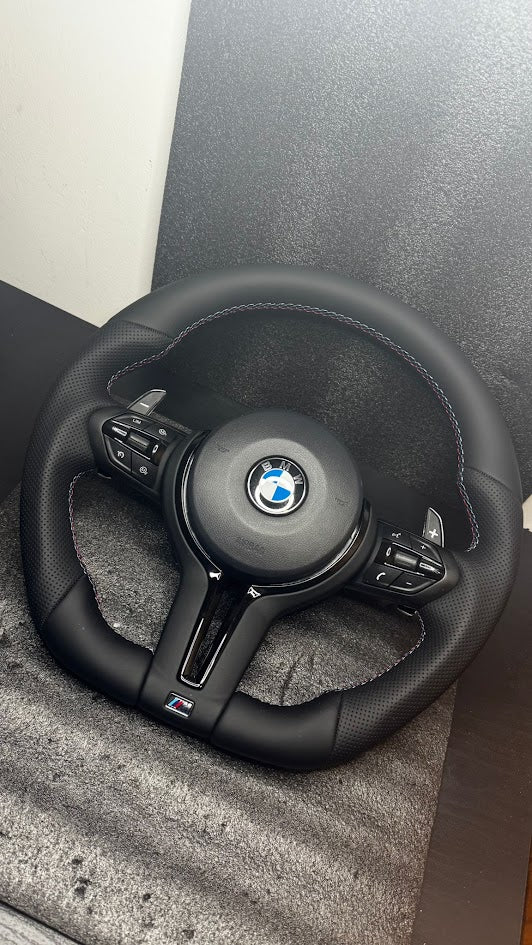 Volante em couro da Série M para BMW M3 M5 F20 F22 F23 F30 F33 F34 X1 F48 X5 F15 X3 F25 F80 E90 E70 E84 com borboletas no volante