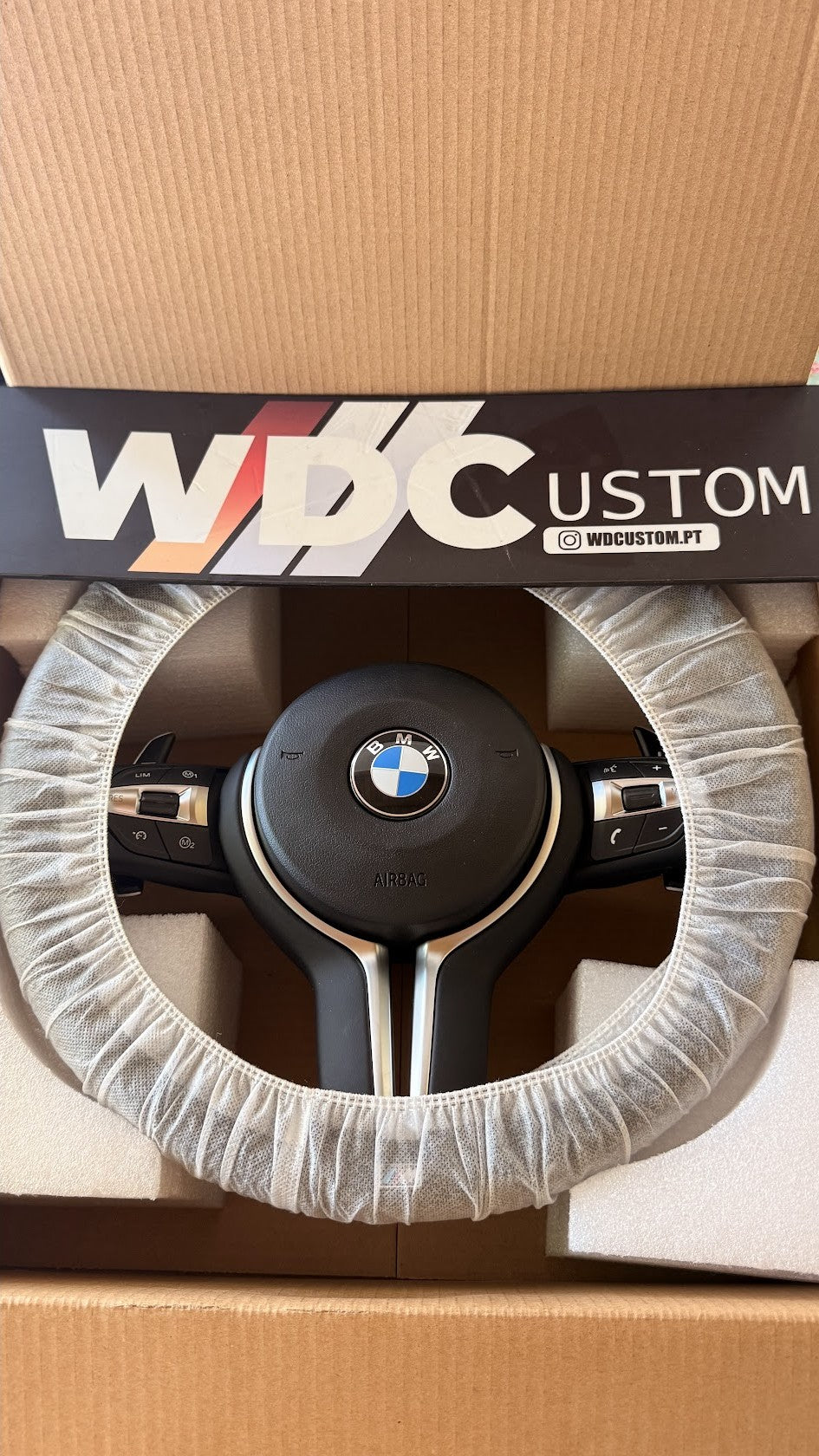Volante em couro da Série M para BMW M3 M5 F20 F22 F23 F30 F33 F34 X1 F48 X5 F15 X3 F25 F80 E90 E70 E84 com borboletas no volante