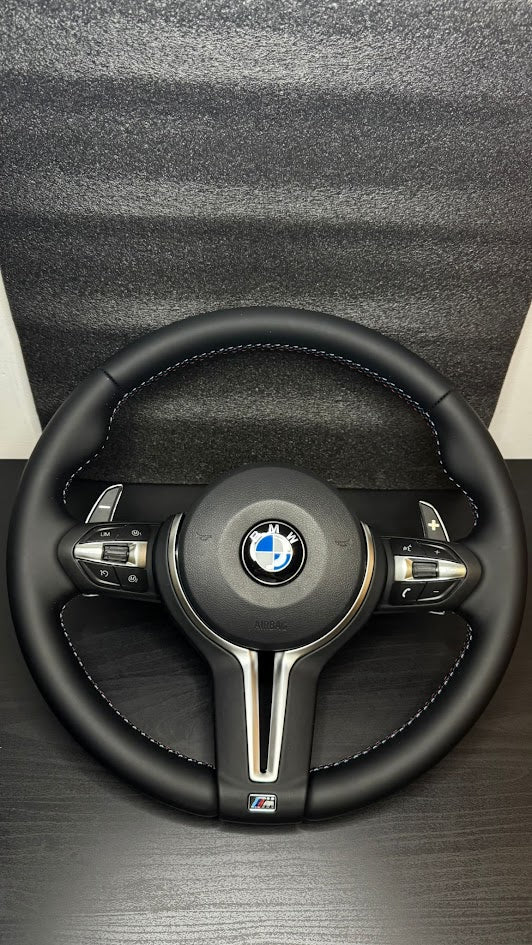 Volante em couro da Série M para BMW M3 M5 F20 F22 F23 F30 F33 F34 X1 F48 X5 F15 X3 F25 F80 E90 E70 E84 com borboletas no volante